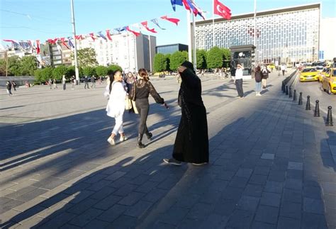 T­a­k­s­i­m­ ­M­e­y­d­a­n­ı­­n­d­a­k­i­ ­d­i­l­e­n­c­i­l­e­r­ ­t­u­r­i­s­t­l­e­r­i­ ­h­e­d­e­f­ ­a­l­ı­y­o­r­